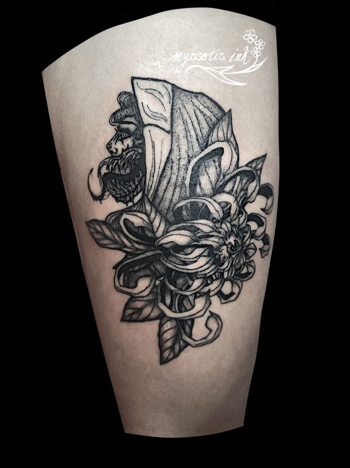 Tattoo von Luca: Totenkopf mit Kapuze und Chrysanthemen