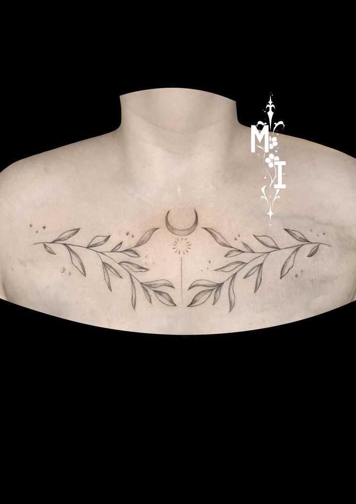 Tattoo von Luca: Zweige mit Mondsichel auf dem Brustbein