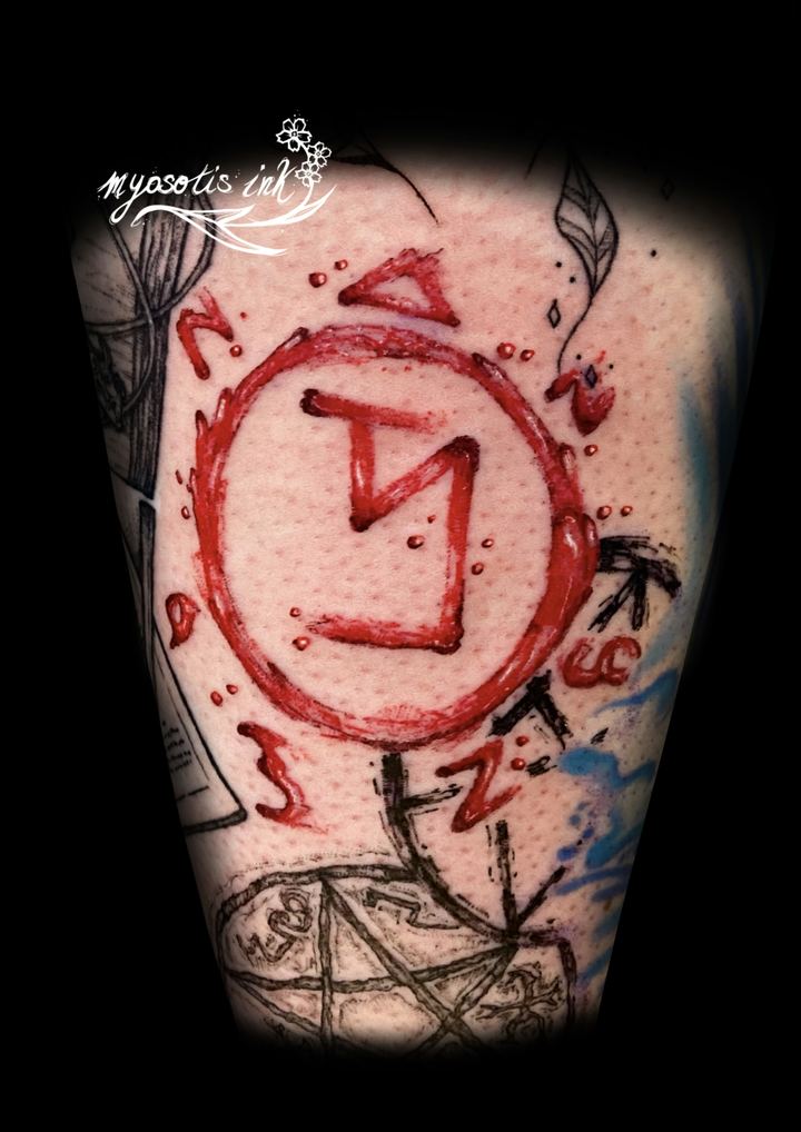 Tattoo von Luca: Rotes Symbol mit Runen