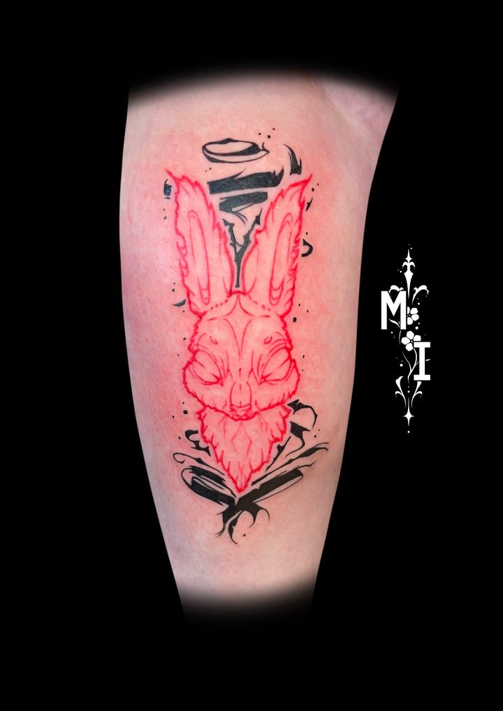 Tattoo von Luca: Hase mit roter Vorzeichnung