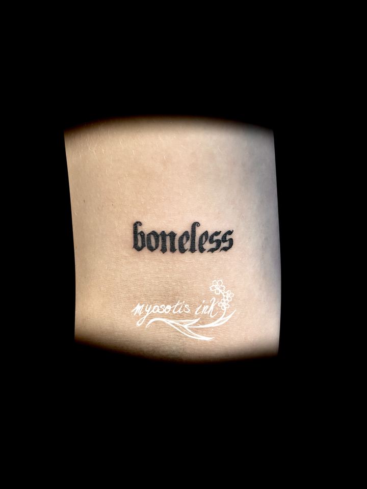 Tattoo von Luca: Schriftzug „boneless"